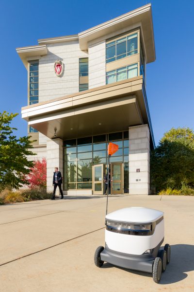 2019-10-25-dining-delivery-robot-exterior-4-400x600.jpg