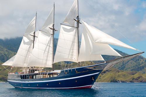 Dewi under sail.jpg Dewi under sail.jpg