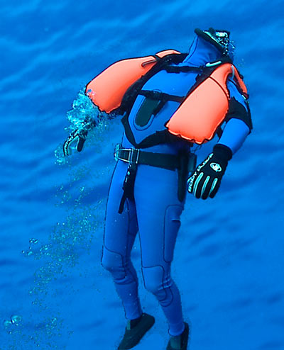 freedive-recovery-vest-lifts-diver.jpg