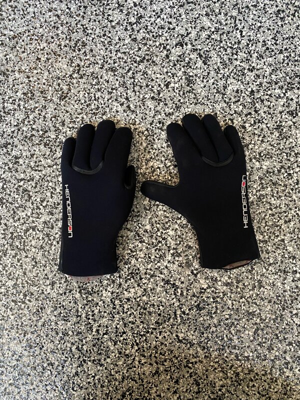 gloves 3.jpeg gloves 3.jpeg