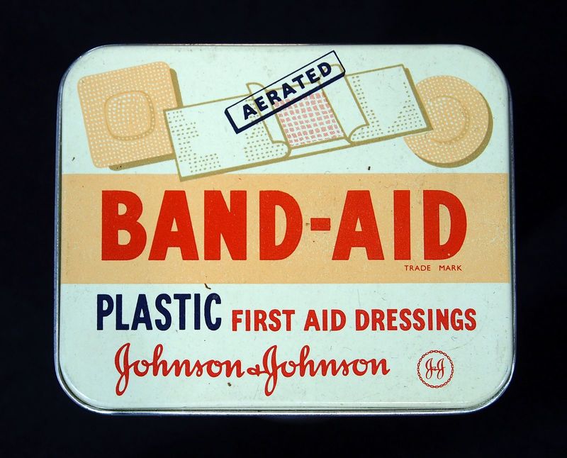 johnsonjohnson_band-aid_tin_pic3.jpg