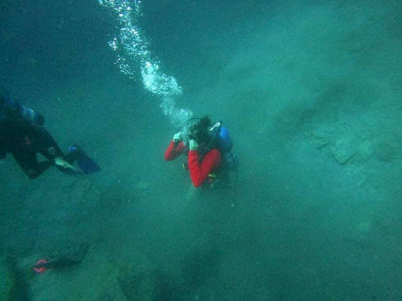 mask clearing on knees at the bottom of blue hole.jpg