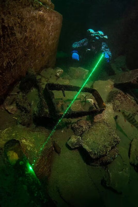 orcatorch d570 green laser light.jpg orcatorch d570 green laser light.jpg