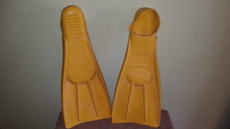 Pair-Vintage-Yellow-Rubber-Flippers-Scuba-Fins-Hydromatic-_57f.jpg