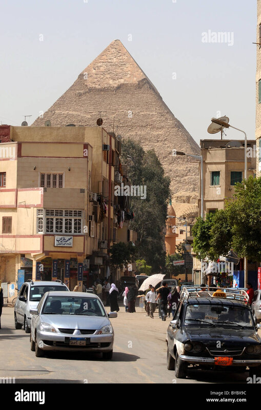 pyramid-viewed-from-the-streets-of-cairo-in-egypt-khafre-pyramid-cairo-BYBX9C.jpg