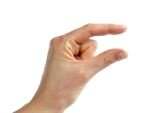 331561-una-mano-femminile-dell-adulto-che-trasporta-il-messaggio-di-qualche-cosa-di-piccolo-l-im.jpg