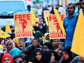 supporters-of-maldives-ex-president-mohamed-nasheed-hold-underwater-protest.jpg