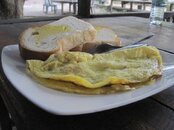 BREAKFAST - OMELETTE TOAST AT DANG DANG NA. VERY GOOD. WITH ROTI BENGGALI..jpg