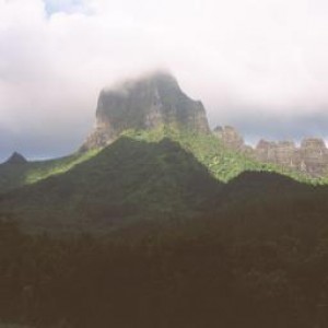 Moorea_-_Mountain_Weather_Shot