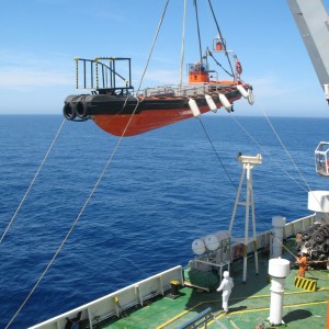 Recovering the 6 ton boat at the end of the shift