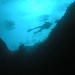 Diver_above_the_Blue_Hole