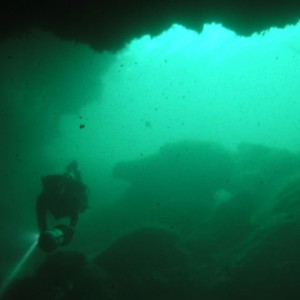 Laying line with a scooter in 2 Knots of current in an ocean cave