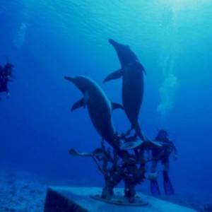 Cable reef bronze statue with divers