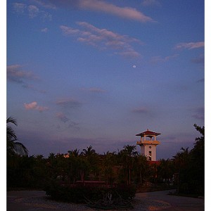 Tower and full moon at PÃ©licano Hotel