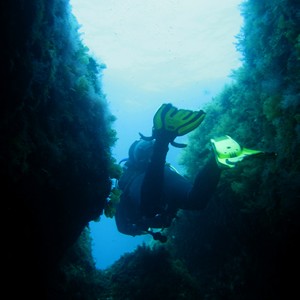 2007-7-30 Dive 12 The Maze - Gary exiting swinthrough.jpg