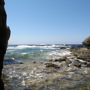 2007-08-18_Dive_9_-_Coral_Cave_-_Shore_entry_over_Coral_Cave