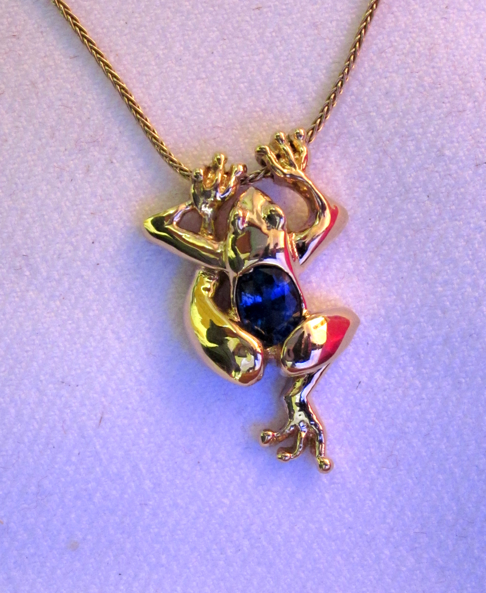 18K-Sapphire Tree Frog pendant