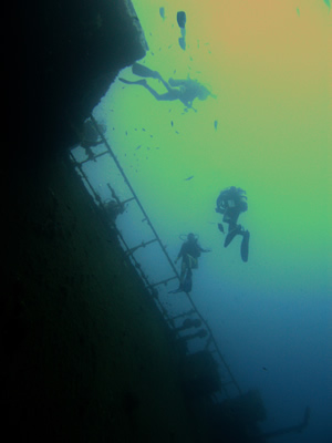 2007-7-26 Dive 3 Xenobia - Divers above the Xenobia