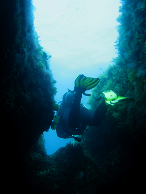 2007-7-30 Dive 12 The Maze - Gary exiting swinthrough.jpg