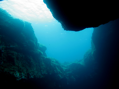 2007-7-30 Dive 13 Amphitheatre - Swimthrough exit.jpg