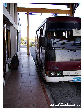 8h00 A.M. - The bus picks us up at our hotel.