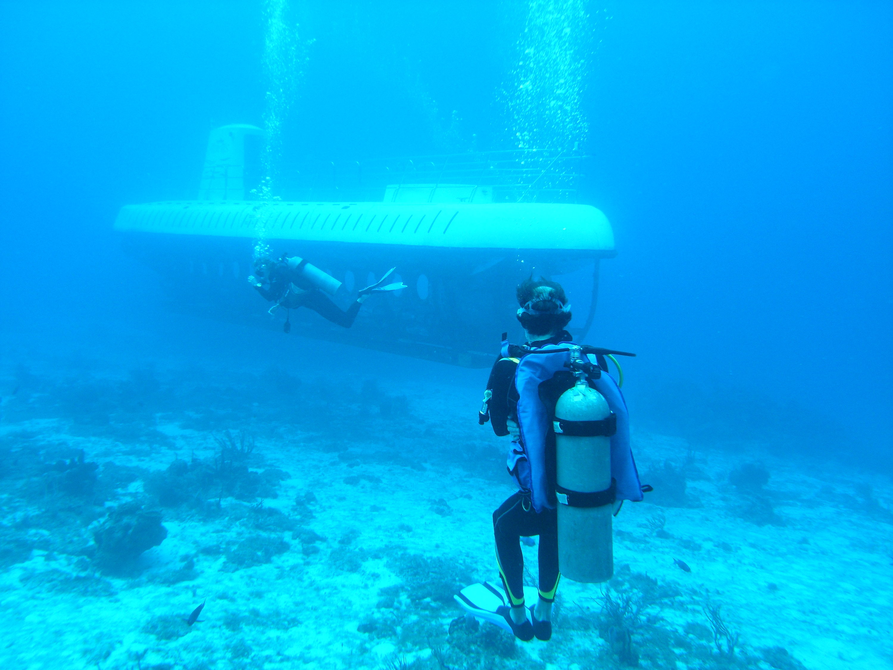Atlantis Sub passing on Cozumel