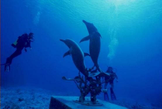 Cable reef bronze statue with divers