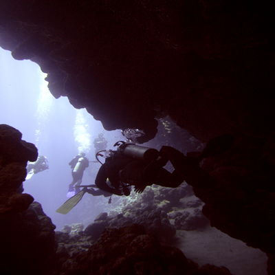 Cavern_with_divers