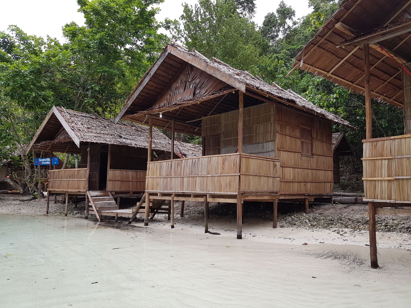 Daroyen Village