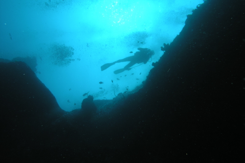 Diver_above_the_Blue_Hole