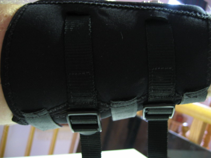 Double fastening with Velcro and straps