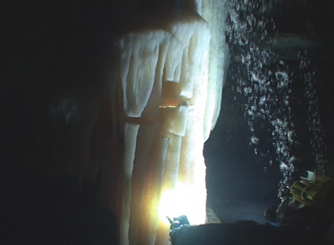 Huge Crystal column in Ralph's, lit by MR11