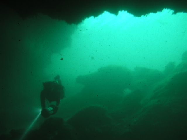 Laying line with a scooter in 2 Knots of current in an ocean cave