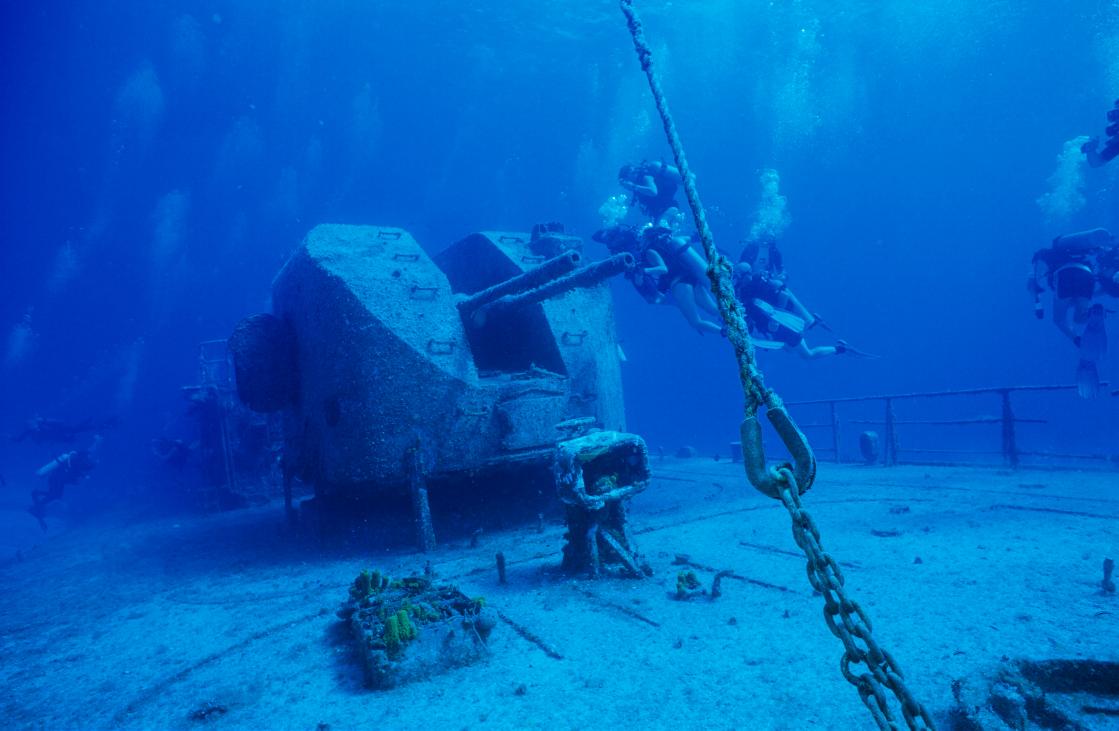 M/V Keith Tibbetts stern guns and divers