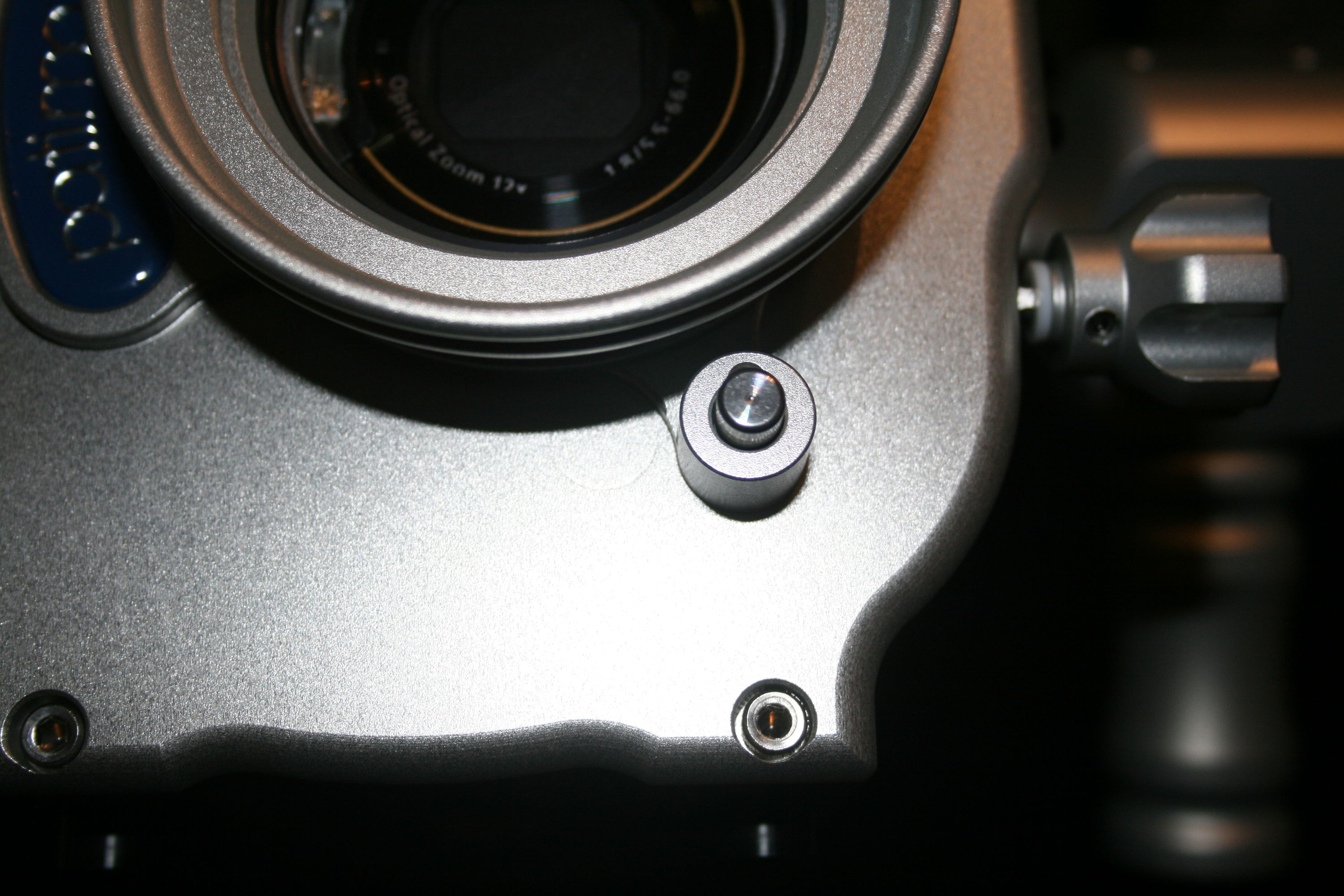 Manual focus toggle button