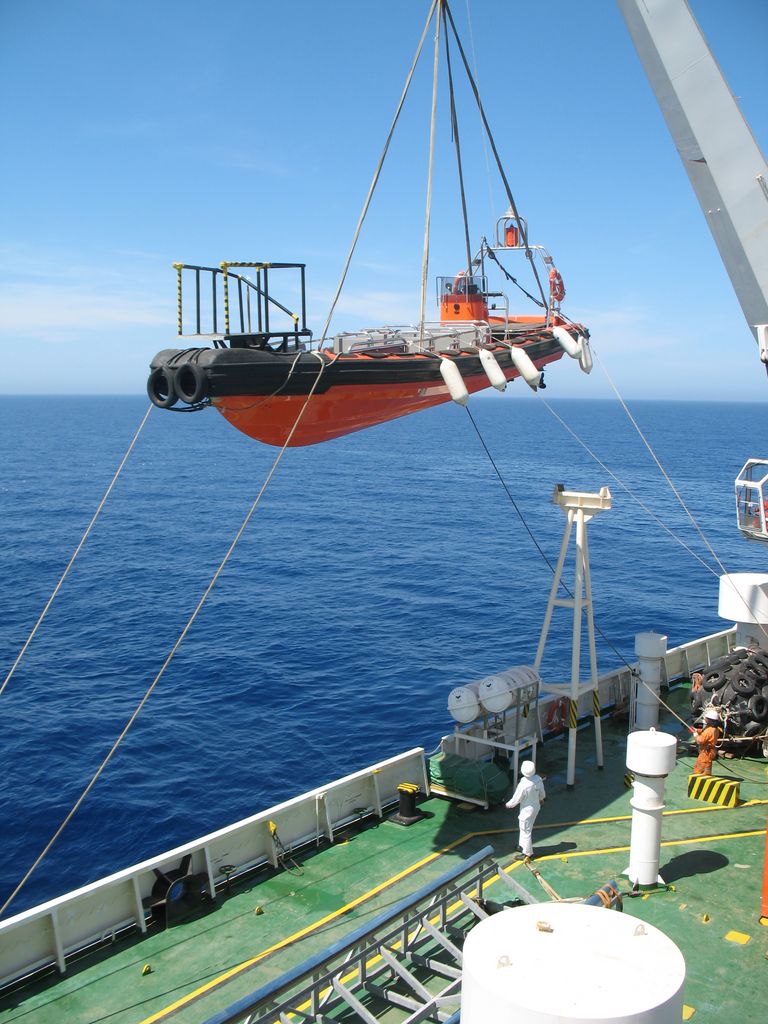 Recovering the 6 ton boat at the end of the shift