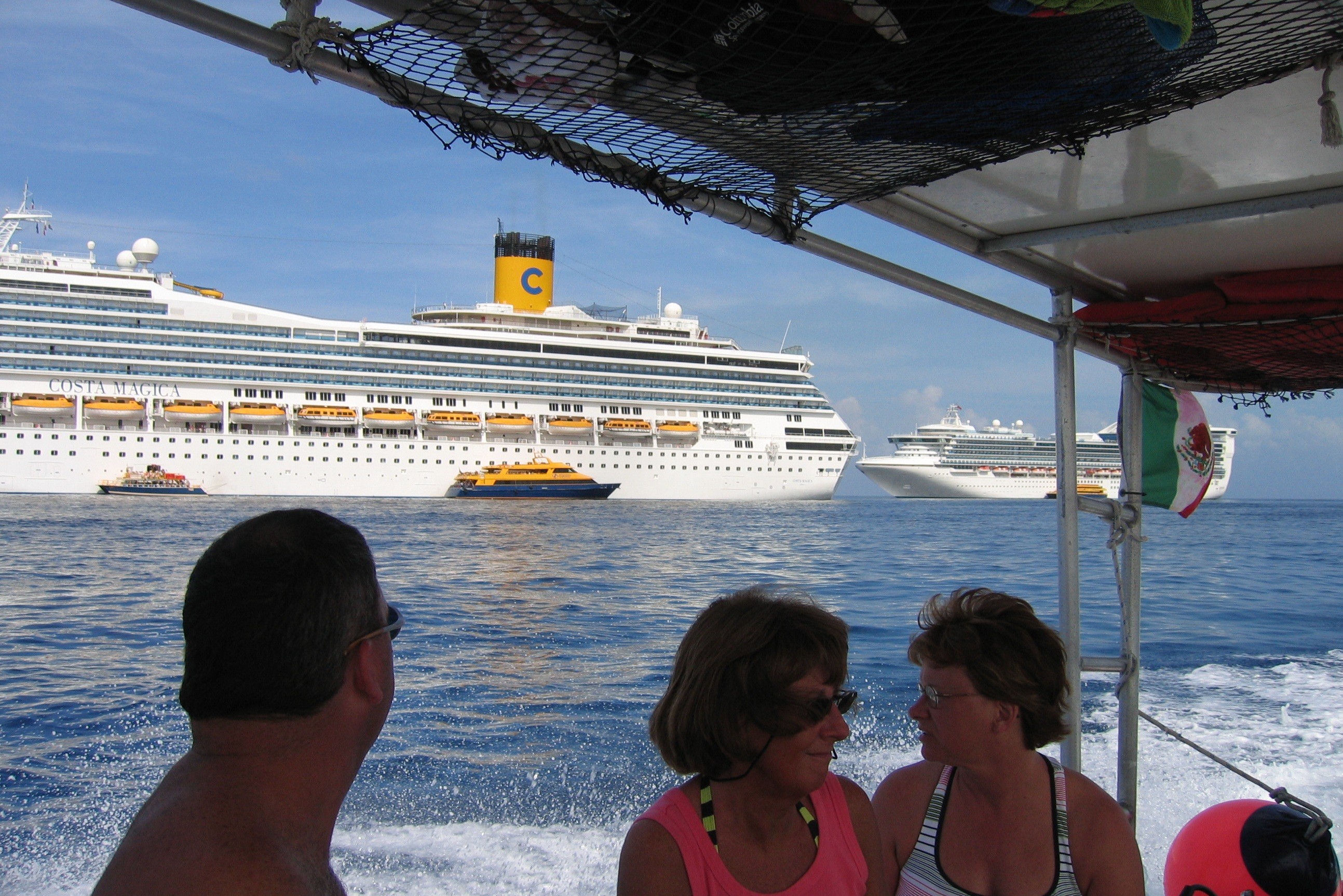 yes there are cruise ships stopping in Cozumel